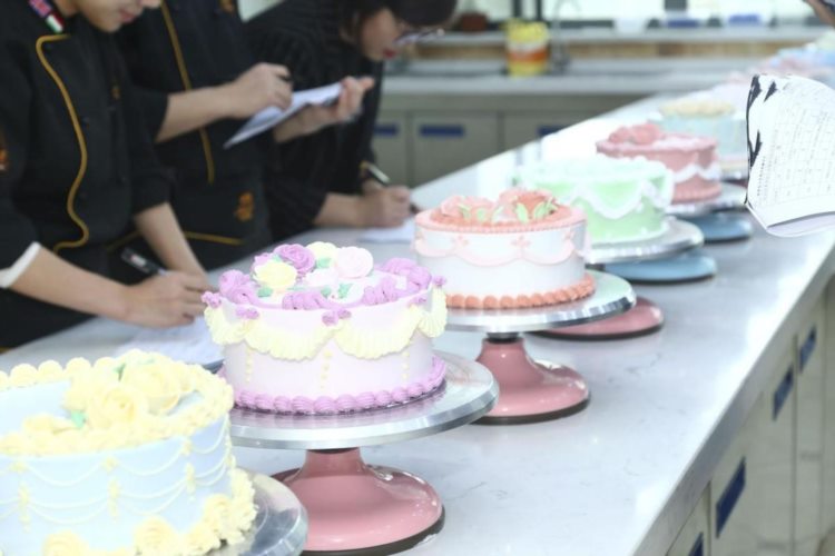 女生学裱花蛋糕发展好吗？南京欧米奇西点学校怎么样？